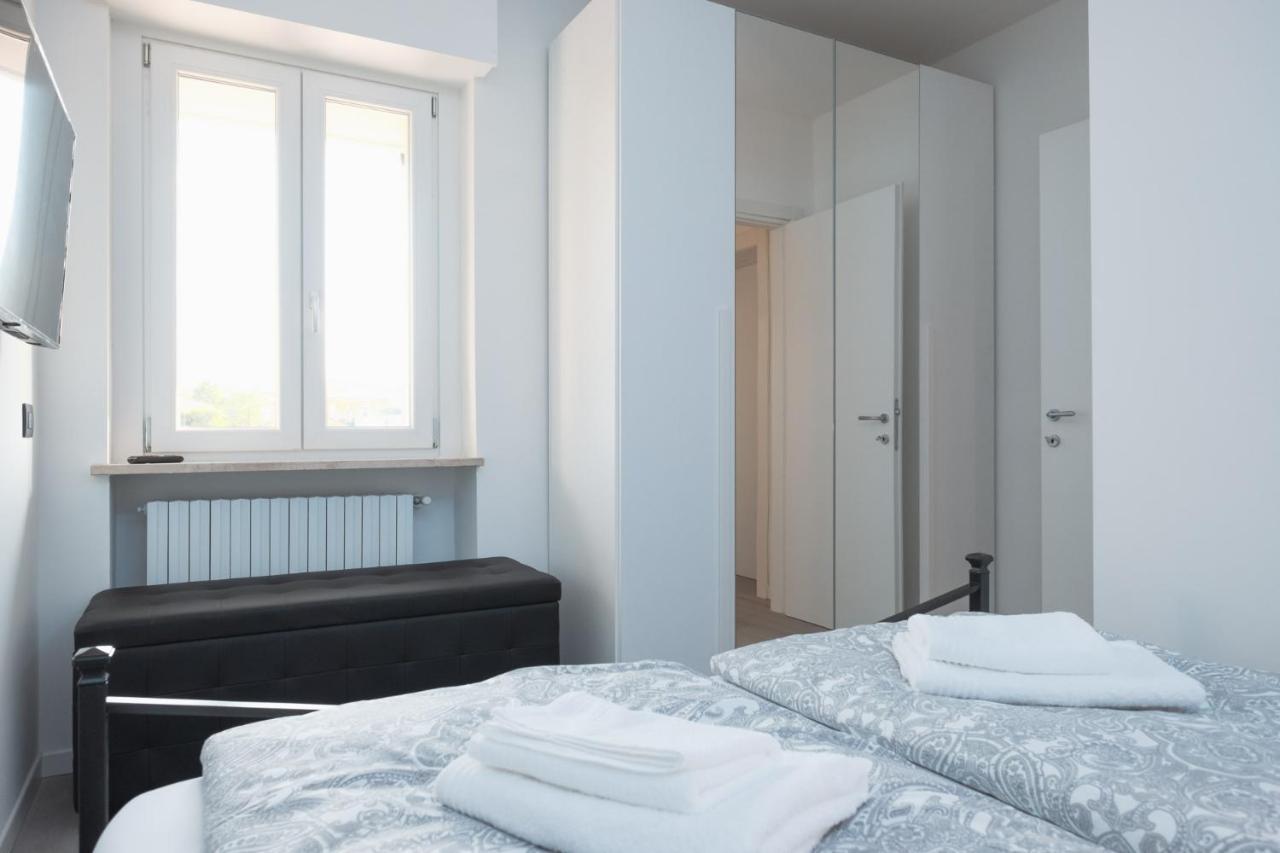 By The Lake Apartments - Smart Desenzano del Garda Buitenkant foto